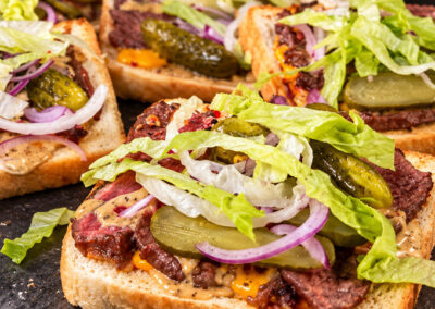 Roastbeef Toast im Big Mac Style